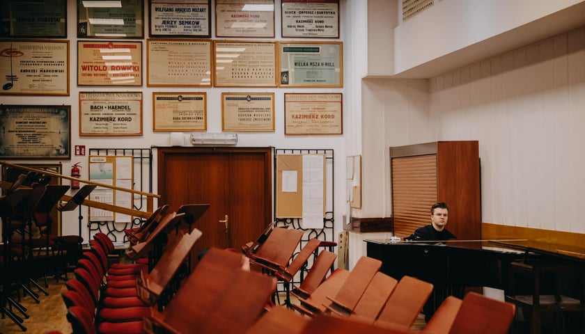 <p>Piotr Alexewicz podczas ćwiczeń do Konkursu Chopinowskiego w Filharmoni Narodowej</p>
