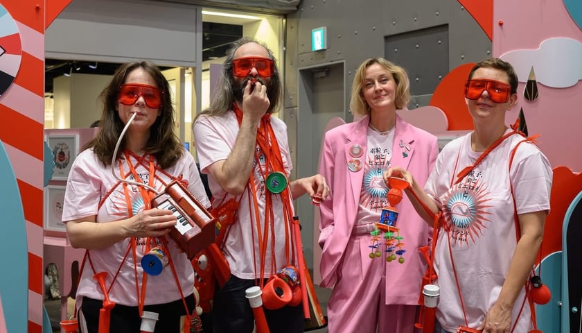 Grupa artystyczna Małe Instrumenty koncertowała w Japonii. O lewej: Iwona Sztucka, Paweł Romanczuk, Magda Burczyńska (współtwórczyni wystawy), Justyna Skoczek