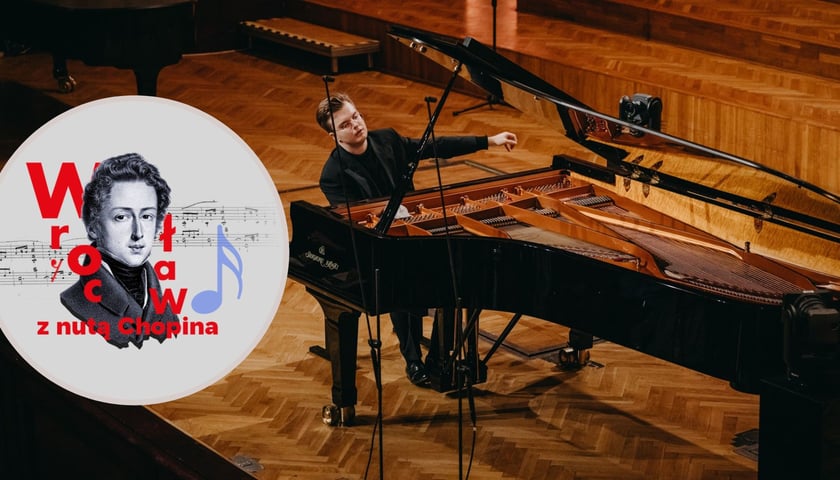 Na dużym zdjęciu Piotr Alexewicz podczas III etapu przesłuchań Konkursu Chopinowskiego, na małym zdjęciu w kółku grafika z wizerunkiem Chopina i napisem Wrocław z nutą Chopina