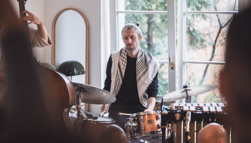 Perkusista grający w mieszkaniu podczas Jazztopadu 2024