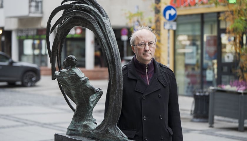 <p>Artur Bielecki, wrocławski krytyk, pedagog, autor książki &bdquo;Chopiniści&rdquo;, sfotografowany na ul. Oławskiej przy pomniku Chopina w miejscu, gdzie&nbsp;8 listopada 1830 roku kompozytor i pianista dał koncert w Hotelu de Pologne</p>