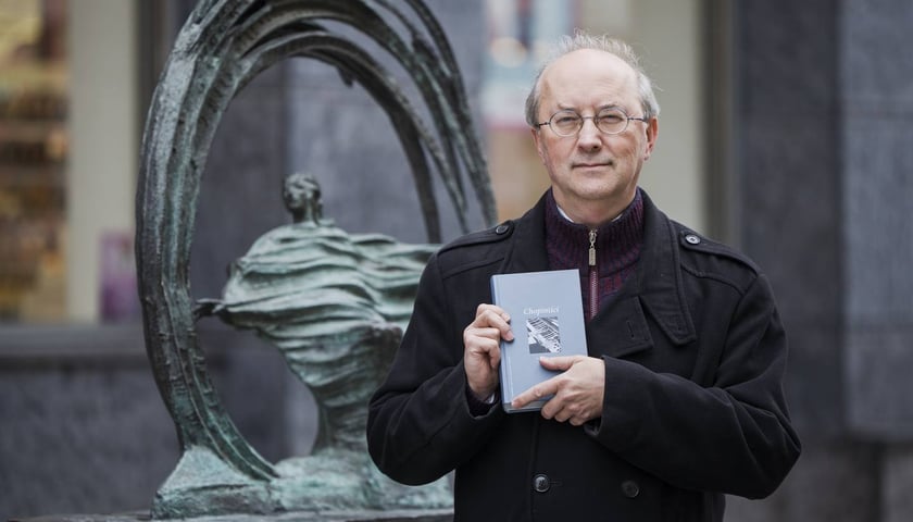 <p>Artur Bielecki, wrocławski krytyk, pedagog, autor książki &bdquo;Chopiniści&rdquo;, sfotografowany na ul. Oławskiej przy pomniku Chopina w miejscu, gdzie&nbsp;8 listopada 1830 roku kompozytor i pianista dał koncert w Hotelu de Pologne</p>