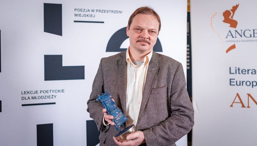 Gala nagród literackich Angelusa i Silesiusa 2025 w Teatrze Lalek we Wrocławiu. Kacper Bartczak