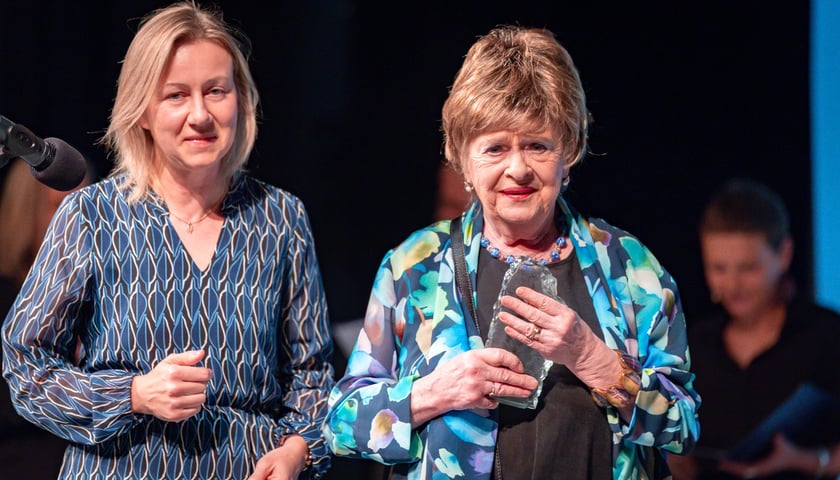 Gala nagród literackich Angelusa i Silesiusa 2025 w Teatrze Lalek we Wrocławiu. Po prawej Leelo Tungal, estońska pisarka