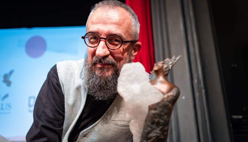 Darko Cvijetić, laureat Literackiej Nagrodę Europy Środkowej Angelus, podczas gali w Teatrze Lalek we Wrocławiu