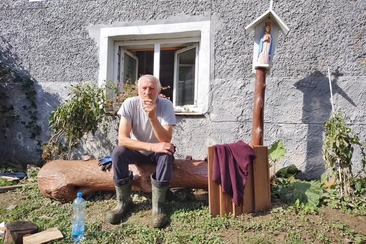 <p>Jan Giejson po powodzi w Bardzie</p>