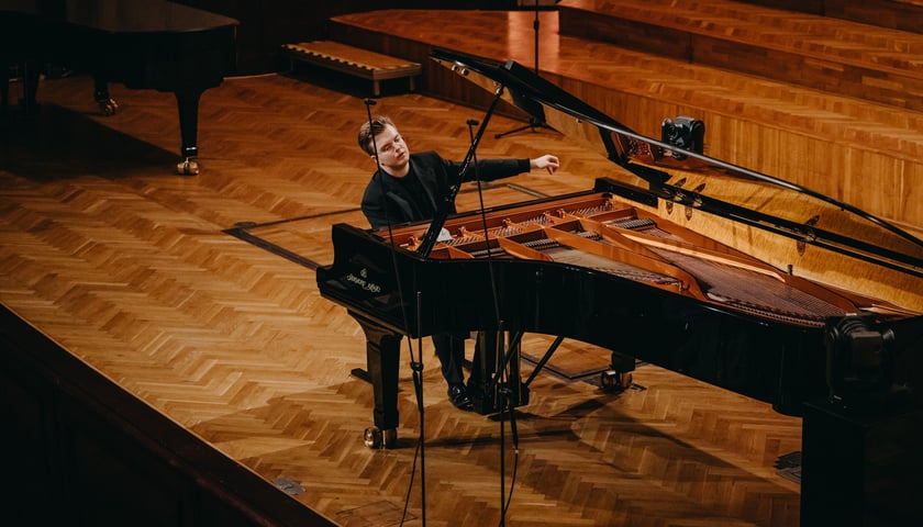 Na zdjęciu Piotr Alexewicz na scenie Filharmonii Narodowej podczas XIX Konkursu Chopinowskiego