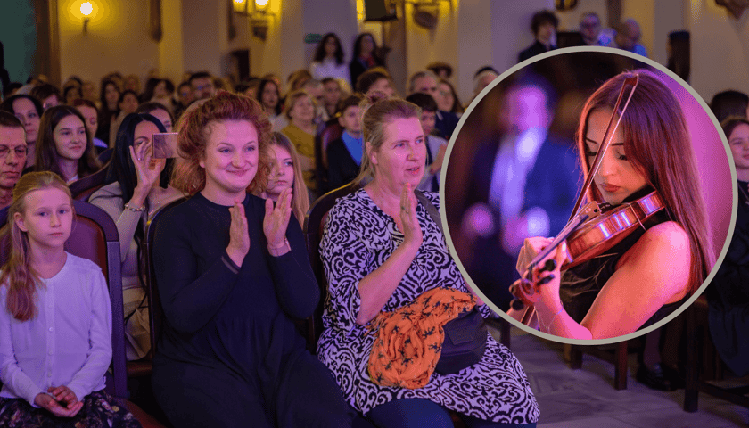 Publiczność i stypendyści w Starym Ratuszu, w kółku skrzypaczka Diana grająca na swoim instrumencie