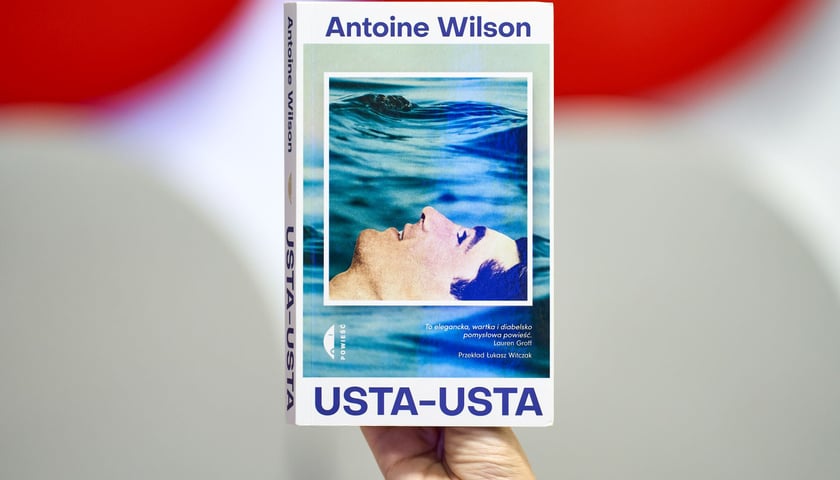<p>Antoine Wilson, &bdquo;Usta-usta&rdquo;, przełożył Łukasz Witczak, Wydawnictwo Czarne</p>