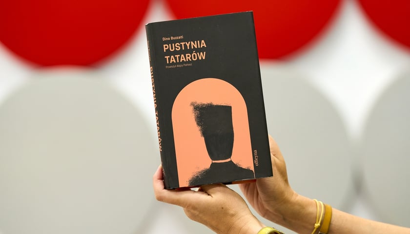 <p>Dino Buzzati, &bdquo;Pustynia Tatar&oacute;w&rdquo;, przekład Alojzy Pałłasz, Wydawnictwo officyna</p>