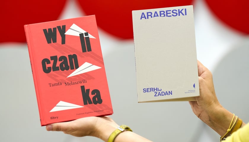 <p>Tamta Melaszwili, &bdquo;Wyliczanka&rdquo;, przekład Magdalena Nowakowska, Serhij Żadan, &bdquo;Arabeski&rdquo;, przekład Michał Petryk, Wydawnictwo Czarne</p>