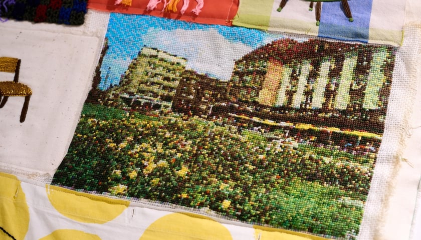 <p>Fragmenty tkaniny artystycznej, która od 29 października ozdobi ścianę w Barbarze</p>