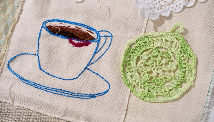 Fragmenty tkaniny artystycznej, która od 29 października ozdobi ścianę w Barbarze