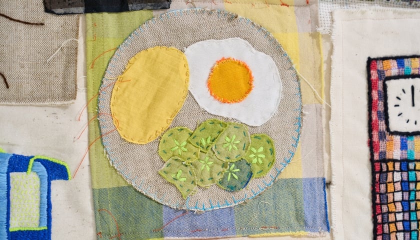 Fragmenty tkaniny artystycznej, która od 29 października ozdobi ścianę w Barbarze