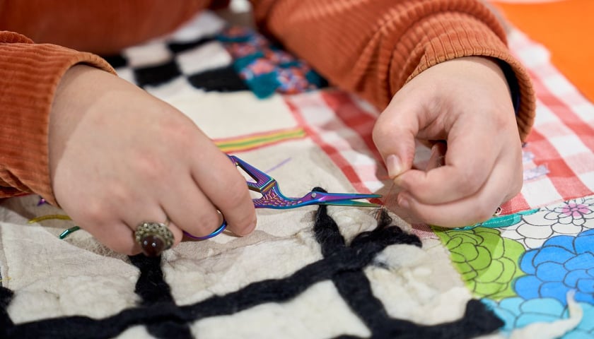 Olga Budzan przy zszywaniu tkaniny artystycznej w Barbarze