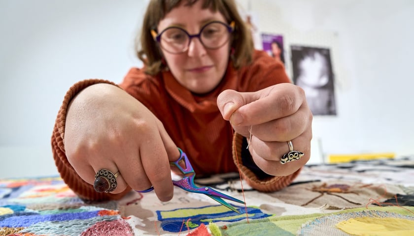 Olga Budzan przy zszywaniu tkaniny artystycznej w Barbarze