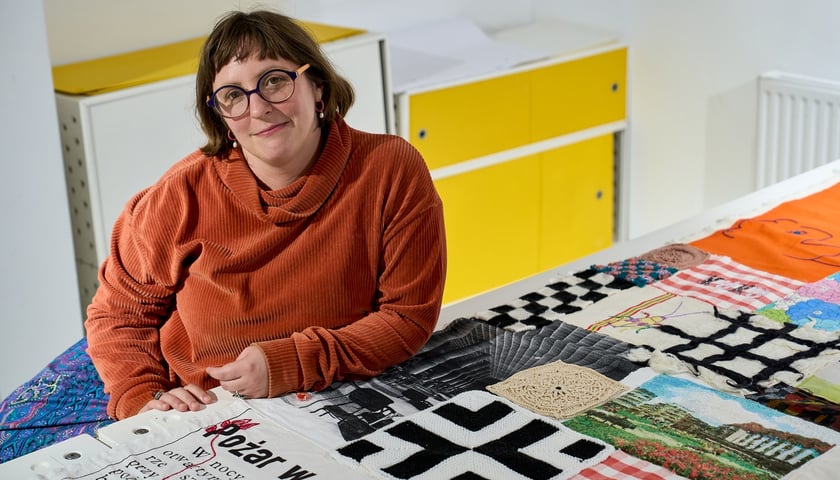 <p>Olga Budzan przy zszywaniu tkaniny artystycznej w Barbarze</p>