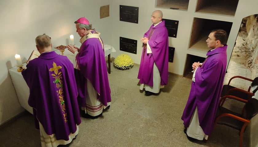 <p>Dzień Zaduszny w kaplicy w krypcie archikatedry na Ostrowie Tumskim, 2 listopada 2025</p>