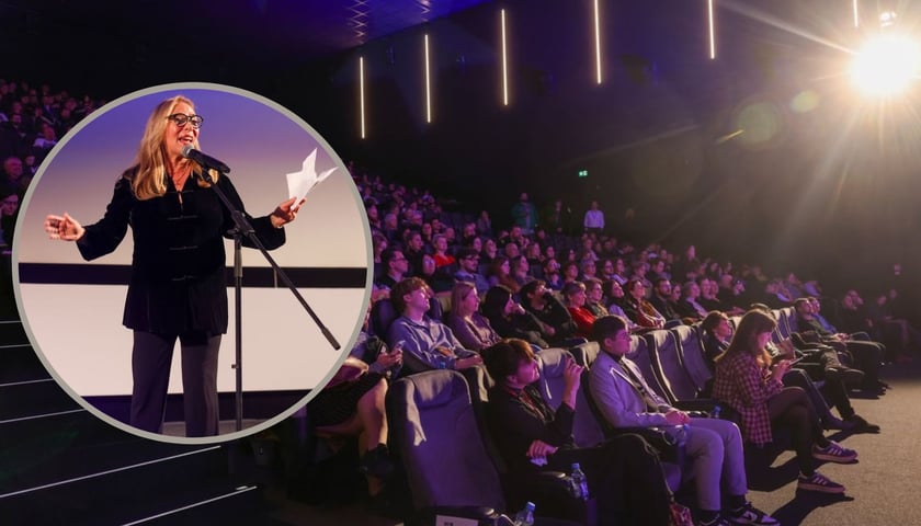 Na zdjęciu w tle publiczność American Film Festival. Na zdjęciu w kółku amerykańska reżyserka Susan Seidelman.