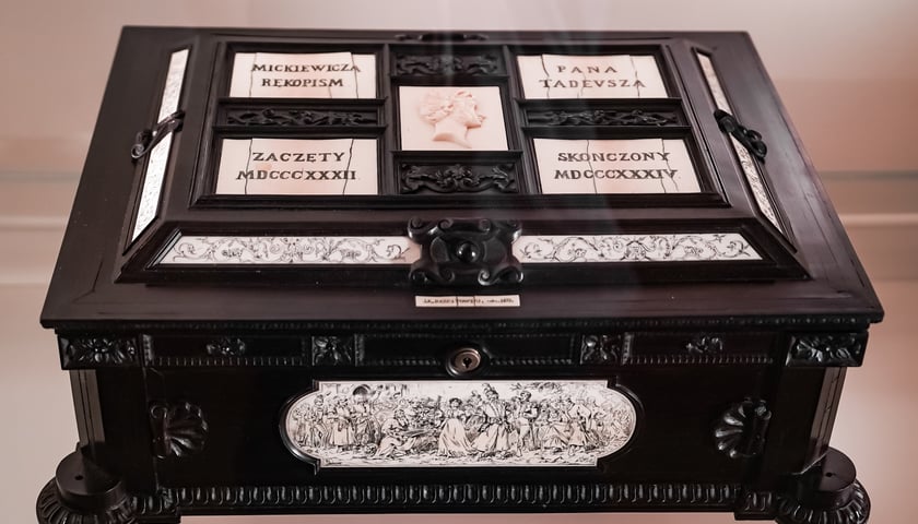 <p>Szkatuła hebanowa, w kt&oacute;rej przechowywano rękopis &bdquo;Pana Tadeusza&rdquo;</p>
