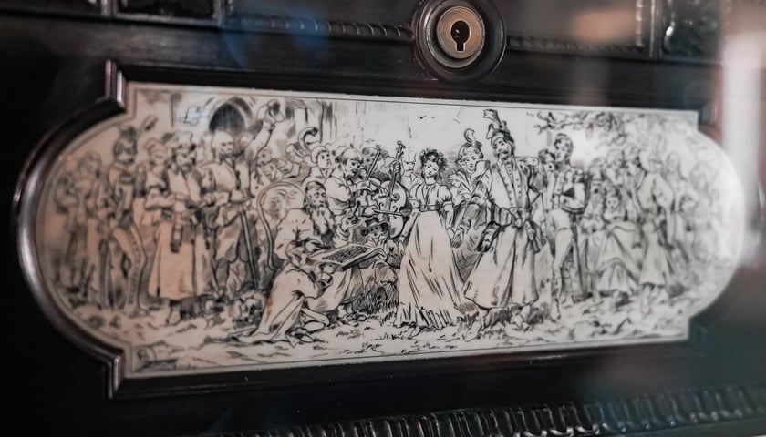 <p>Szkatuła hebanowa, w kt&oacute;rej przechowywano rękopis &bdquo;Pana Tadeusza&rdquo; &ndash; scena koncertu Jankiela</p>