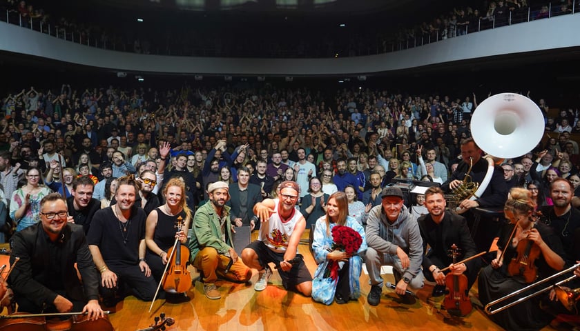 L.U.C., Rebel Babel Orchestra, Natalia Grosiak, Mesajah, Rahim i publiczność w Narodowym Forum Muzyki we Wrocławiu