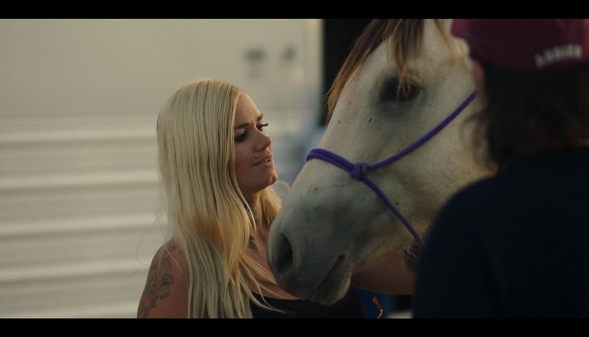 <p>Na zdjęciu kadr z filmu &bdquo;Na wsch&oacute;d od Wall&rdquo;</p>