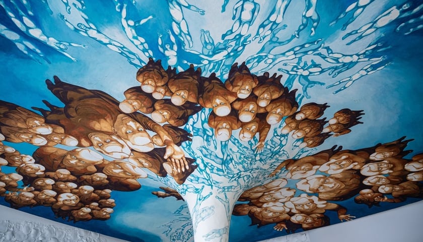 Malowidło autorstwa Anny Szpakowskiej-Kujawskiej na plafonie w holu biblioteki w Rynku