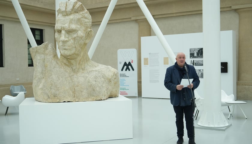 <p>&bdquo;Popiersie robotnika&rdquo; udostępnione zwiedzającym po konserwacji zobaczymy w Pawilonie Czterech Kopuł &ndash; przemawia dyr. Piotr Oszczanowski</p>