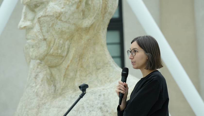 <p>&bdquo;Popiersie robotnika&rdquo; udostępnione zwiedzającym po konserwacji zobaczymy w Pawilonie Czterech Kopuł &ndash; przemawia Małgorzata Micuła</p>