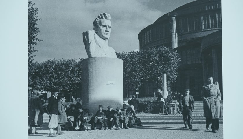 <p>&bdquo;Popiersie robotnika&rdquo; na archiwalnych zdjęciach z Wystawy Ziem Odzyskanych</p>