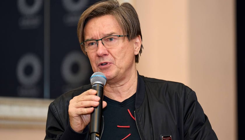 <p>Konferencja prasowa przed premierą&nbsp; spektaklu &bdquo;Salome&rdquo; &ndash; Mariusz Treliński z mikrofonem</p>