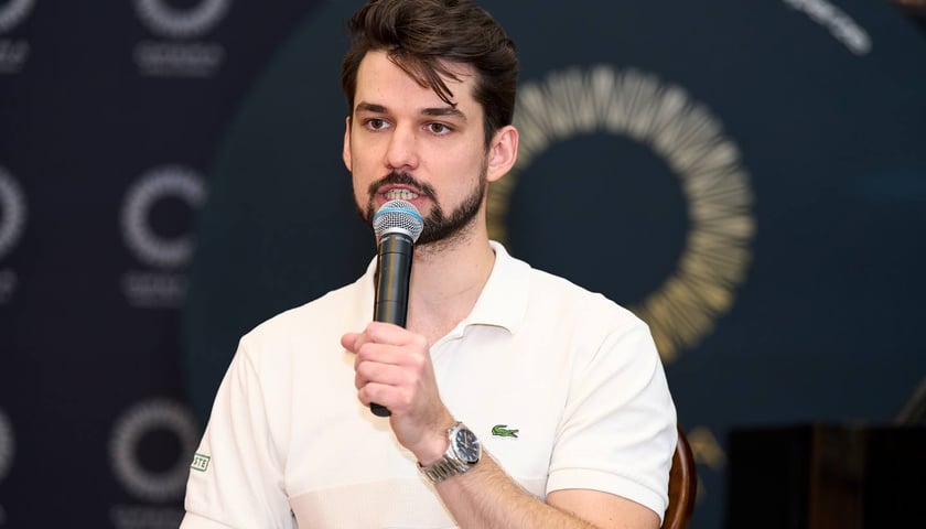 <p>Konferencja prasowa przed premierą&nbsp; spektaklu &bdquo;Salome&rdquo; &ndash; Yaroslav Shemet z mikrofonem</p>