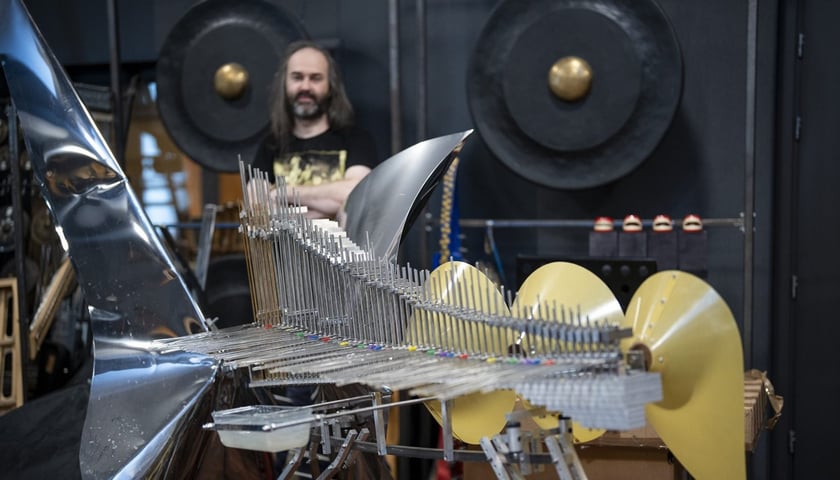 Paweł Romańczuk, muzyk i kompozytor z Wrocławia, założyciel grupy artystycznej Małe Instrumenty oraz Galerii Toy Piano