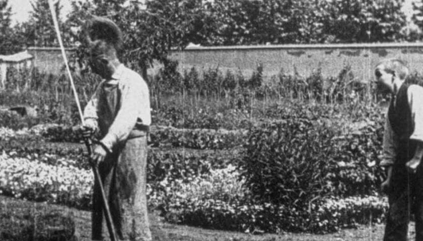 <p>Ujęcie z filmu &bdquo;Polewacz polany&rdquo;&nbsp;</p>