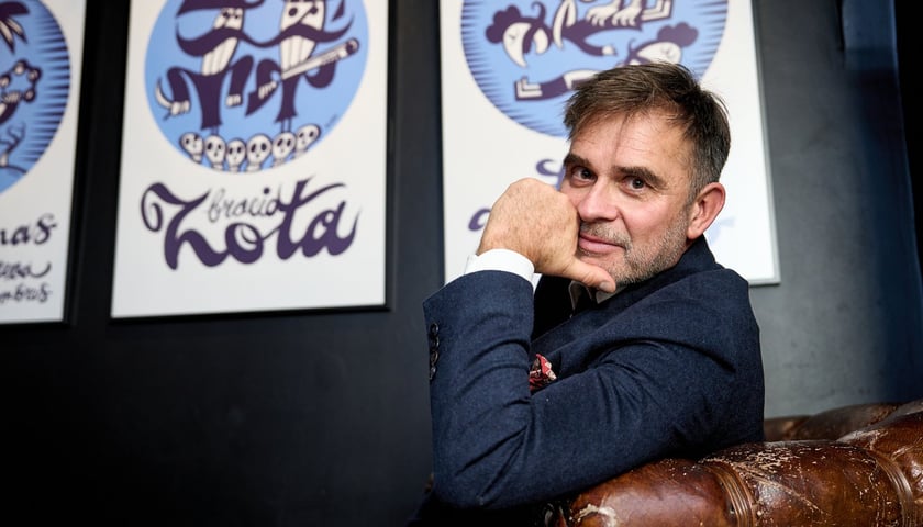 <p>Tomasz Broda z grafikami z wystawy &bdquo;Rękopis znaleziony we Wrocławiu&rdquo;. Obejrzymy je w Muzeum Teatru do końca grudnia</p>