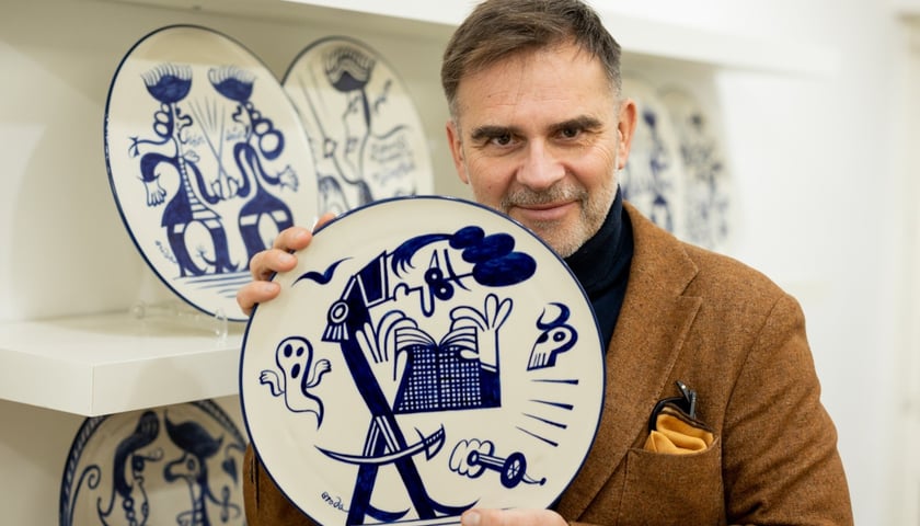 To unikaty! Wrocławski rysownik malował ręcznie talerze i zaprojektował wzór na kubki w „Ceramice Artystycznej” w Bolesławcu