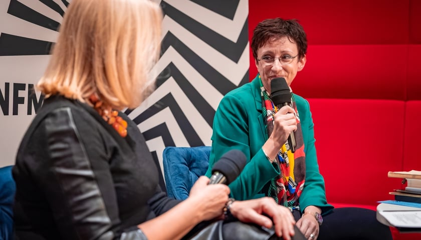 Na zdjęciu Magdalena Talik z mikrofonem i prowadząca spotkanie w NFM Agnieszka Ostapowicz