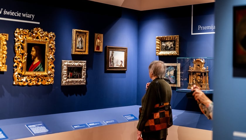 <p>Prace, jakie zobaczymy na wystawie &bdquo;Mikroświaty&rdquo; w Muzeum Narodowym do 22 marca 2026</p>