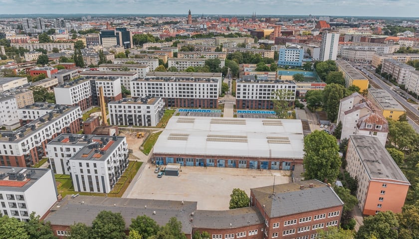 Widok z góry na teren z halą po Kraftpoście