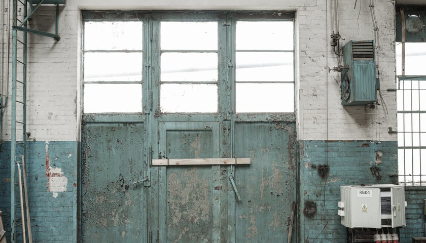 Wnętrza hali po Kraftpoście na Kolejowej