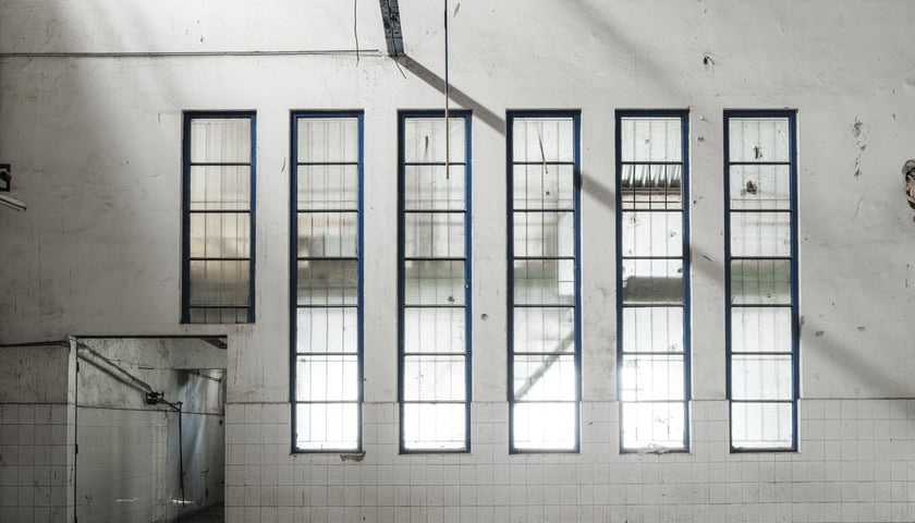 Wnętrza hali po Kraftpoście na Kolejowej