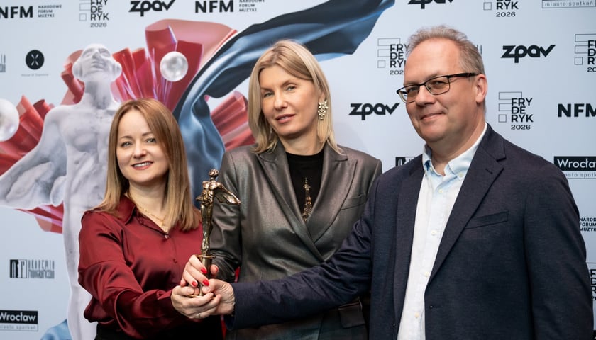 Na zdjęciu (z lewej) Olga Humeńczuk, dyrektor Narodowego Forum Muzyki, Renata Granowska, wiceprezydent Wrocławia, Bogusław Pluta, dyrektor zarządzający Związku Producentów Audio Video, wszyscy trzymają statuetkę Fryderyka