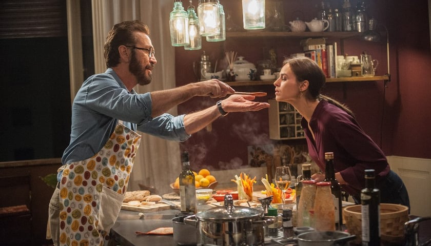 Na zdjęciu mężczyzna podaje kobiecie łyżkę by spróbowała gotowanej przez niego potrawy, kadr z filmu „Dobrze się kłamie w miłym towarzystwie” 