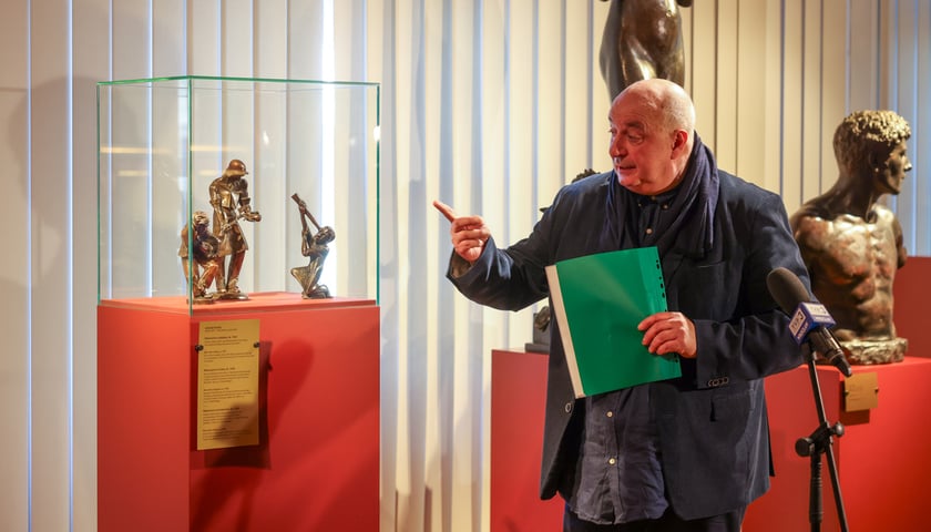 Prof. Piotr Oszczanowski prezentuje rzeźby Jaroslava Vonki, które trafiły do kolekcji Muzeum Narodowego we Wrocławiu