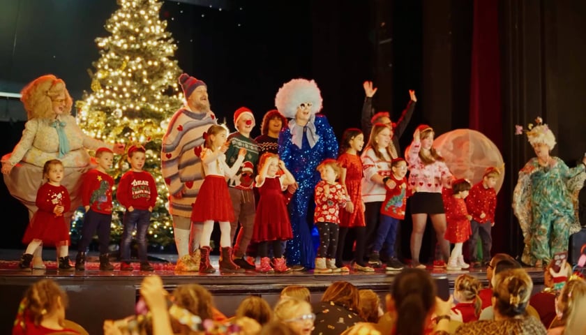 Dzieci i aktorzy występujący w teledysku