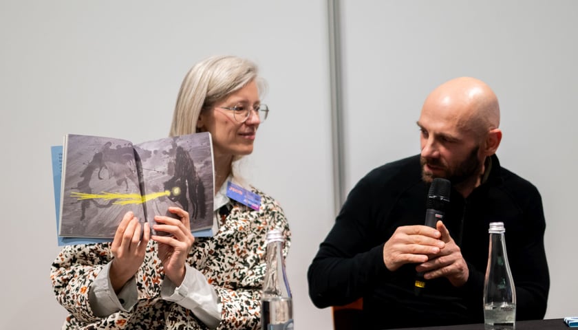 Agnieszka Wolny-Hamkało i Antek Wajda podczas premiery książki "Można tu gwizdać"