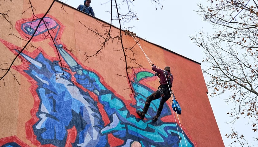 <p>Prace nad nowym muralem przy Kr&oacute;lewskiej</p>