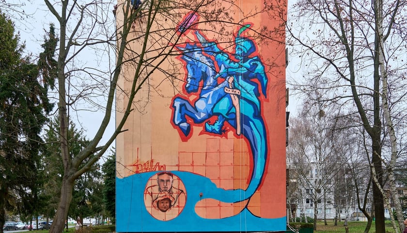 Prace nad nowym muralem przy Kr&oacute;lewskiej