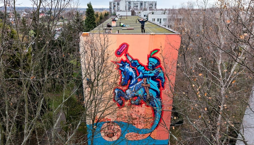 <p>Prace nad nowym muralem przy Kr&oacute;lewskiej</p>